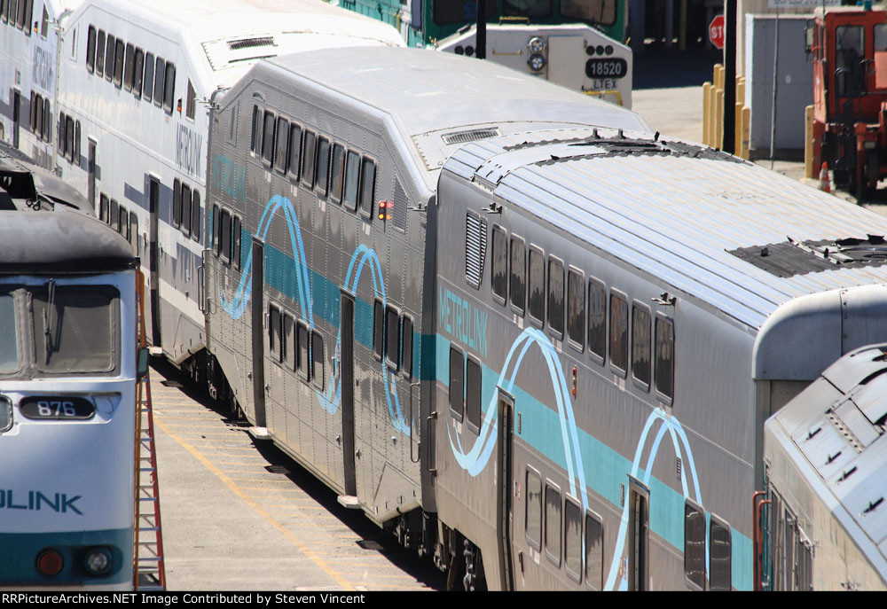 Older Metrolink car repainted to match newer fleet SCAX #122.